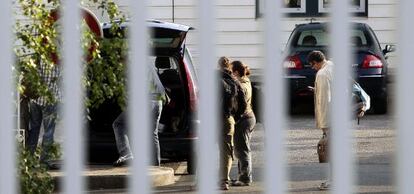 Polic&iacute;as de paisano en la comisar&iacute;a de Bayona, donde est&aacute;n detenidos los dos etarras.