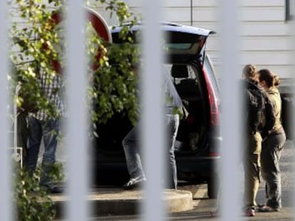 Polic&iacute;as de paisano en la comisar&iacute;a de Bayona, donde est&aacute;n detenidos los dos etarras.