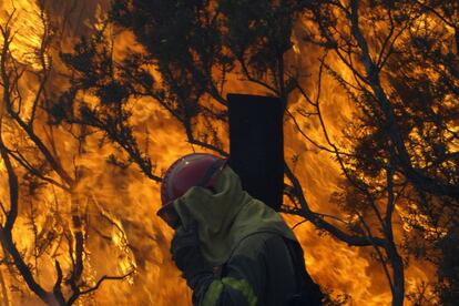 Un bombero trabaja en las labores de extinción del fuego en Lamelas, cerca de A Capela.