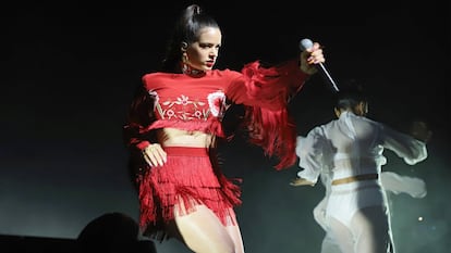 Rosalia, durante su actuación en los Grammy Latinos.