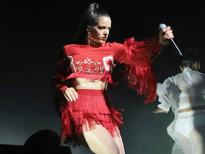 Rosalia, durante su actuación en los Grammy Latinos.