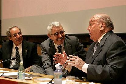 Pasqual Maragall y Salvador Giner, presidente del IEC, a la izquierda, ríen en un momento de la intervención de Fabián Estapé.