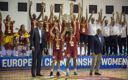 Las jugadoras españolas con la copa de campeonas.