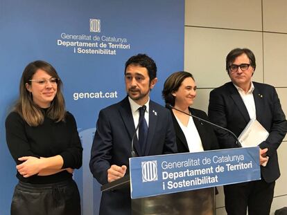 La teniente de alcalde de Barcelona Janet Sanz, el conseller Damià Calvet, la alcaldesa, Ada Colau, y el secretario de Vivienda de la Generalitat, Agustí Serra.