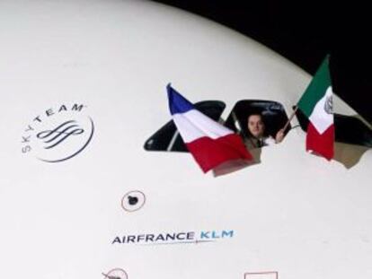 Las banderas de México y Francia ondearon desde la cabina del avión.