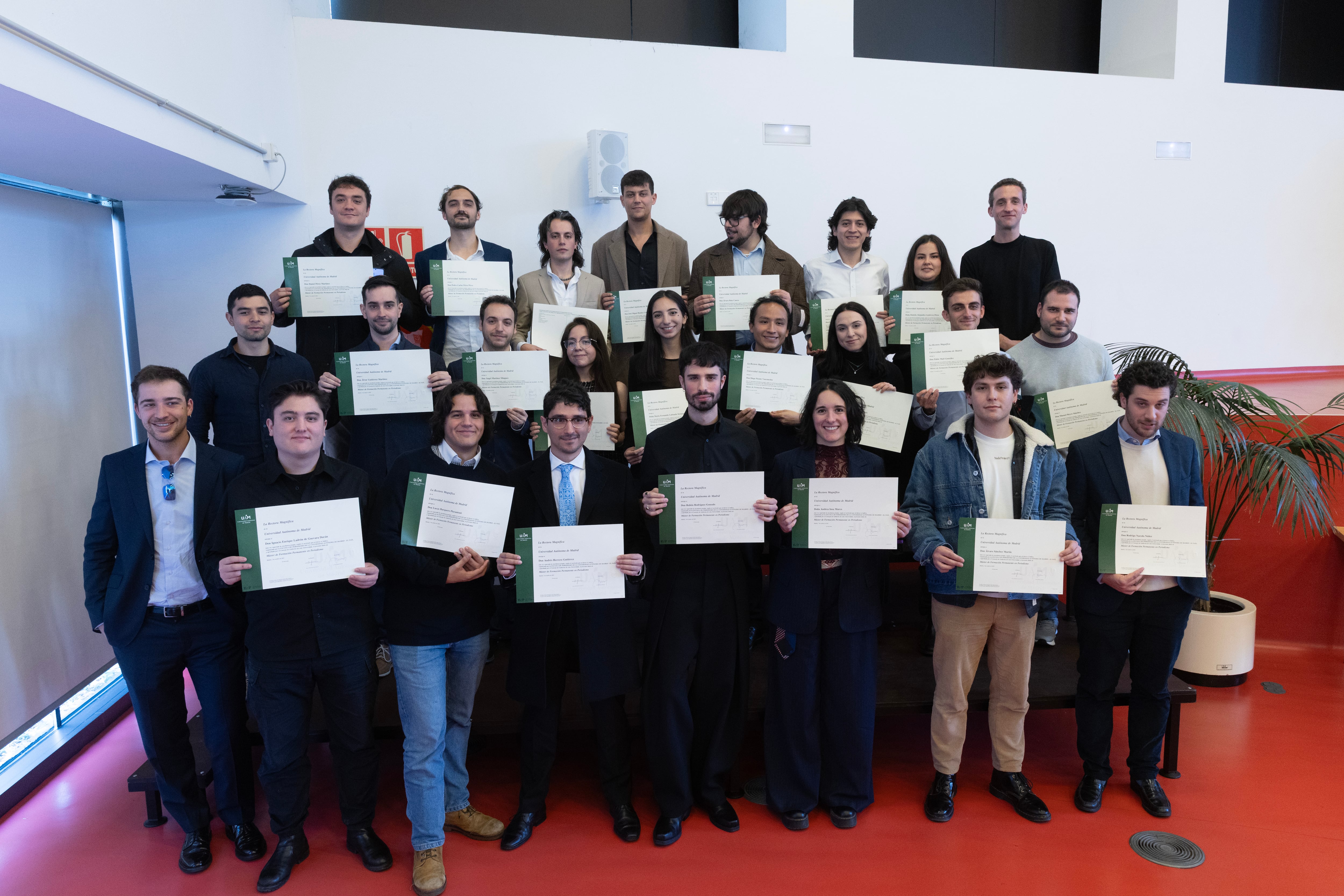 Los alumnos y alumnas de la promoción, con sus diplomas. 