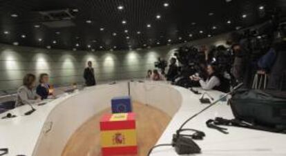 La ministra española de Empleo y Seguridad Social, Fátima Báñez (i), y la ministra Federal de Trabajo y Asuntos Sociales de Alemania, Ursula von der Leyen, durante la rueda de prensa que han ofrecido hoy en Madrid tras haber firmado un Memorando de Entendimiento para reforzar los mercados de trabajo y promover el empleo juvenil.