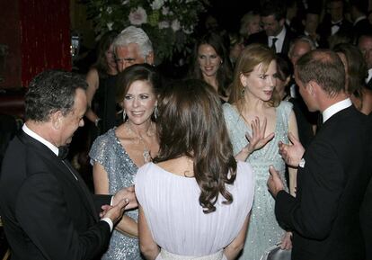 Los duques de Cambridge, Guillermo y Catalina (de espaldas), charlan animadamente con un grupo de actores de Hollywood. De izquierda a derecha Tom Hanks, Rita Wilson y Nicole Kidman. Al fondo, Jennifer Garner.