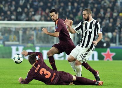  El jugador de Juventus Gonzalo Higuaín disputa el balón con Gerard Piqué del Barcelona.