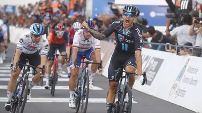 Sam Welsford levanta el brazo, victorioso ante el velódromo Chancay.