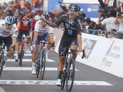 Sam Welsford levanta el brazo, victorioso ante el velódromo Chancay.