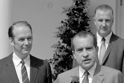 Robert Ellsworth (izquierda), junto a Richard Nixon y al vicepresidente de EE UU, en 1969.
