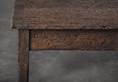 ‘Tabula rasa’ by Doris Salcedo, a reconstructed table that acts as a metaphor for the women whose lives were torn apart.