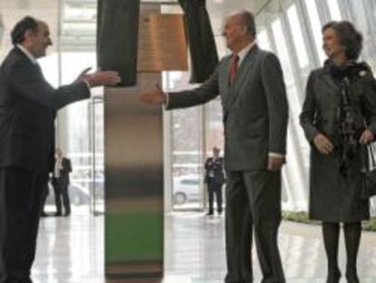 Los Reyes inaugurando la Torre Iberdrola junto el José Manuel Soria, ministro de Industria, Comercio y Turismo