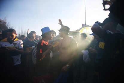 Aficionados del Boca Juniors se saludan en la 'fan zone' este domingo en Madrid.