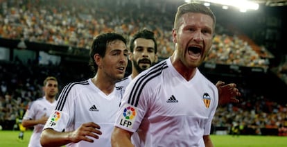 Mustafi celebra un gol en Mestalla.