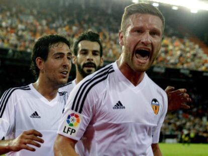 Mustafi celebra un gol en Mestalla.