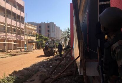 El grup hoteler que gestiona el Radisson ha indicat que els 170 segrestats estan en mans de dos homes armats. A la imatge, tropes de l'Exèrcit de Mali vigilen l'exterior de l'hotel de Bamako.