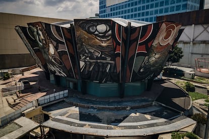 Vista aérea de la fachada del Polyforum Siqueiros, en Ciudad de México.