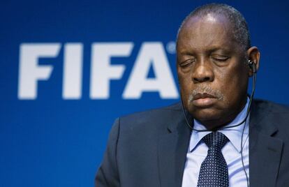 La FIFA va camino de la ruina por podrida y a Issa Hayatou, presidente de la Confederación Africana, se le vio así de de preocupado en la conferencia de prensa en el cuartel general de Zúrich.
