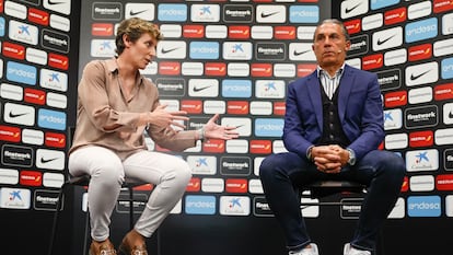 El seleccionador nacional, Sergio Scariolo, a la derecha, junto a la presidenta de la Federación Española de Baloncesto, Elisa Aguilar, este jueves en Madrid.