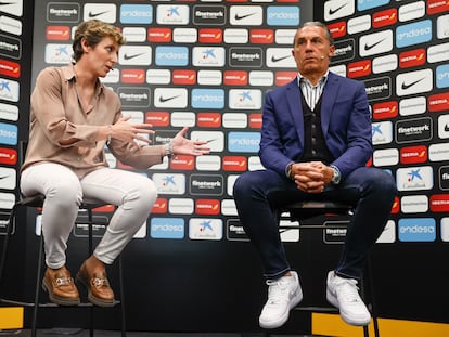 El seleccionador nacional, Sergio Scariolo, a la derecha, junto a la presidenta de la Federación Española de Baloncesto, Elisa Aguilar, este jueves en Madrid.