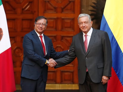 President Andrés Manuel López Obrador (left) receives President Gustavo Petro in Mexico’s National Palace, in Mexico City, on November 25, 2022.