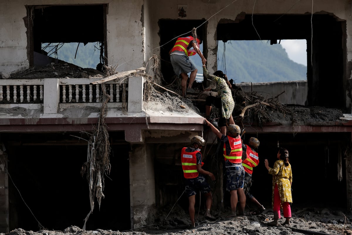 El riesgo de una segunda riada amenaza Nepal y Tíbet tras una catástrofe que deja ya al menos 478 muertos