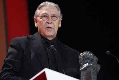Jordi Dauder, tras recibir el Goya al mejor actor de reparto por <i>Camino,</i> en 2009.