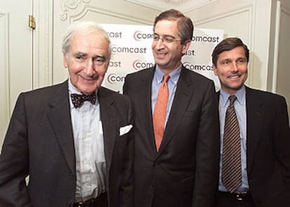 Ralph Roberts, Brian Roberts, presidente de Comcast Corp. y Steve Burke, en Nueva York.