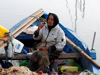 Chrifa Nimri, de 69 años, una pescadora en el puerto de Sidi Bou Said, en Túnez.