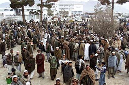 Cientos de peregrinos esperan ante el clausurado aeropuerto de Kabul para desplazarse a La Meca.