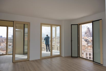 Uno de los pisos de Illa Glòries, el mayor edificio de vivienda pública de Barcelona, con vistas a la Sagrada Familia.