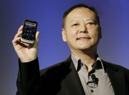 El director general de HTC, Peter Chou, muestra el nuevo móvil de Google, el Nexus One