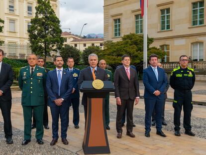 El presidente de Colombia, Iván Duque, acompañado por altos mandos militares y algunos de sus ministros, en una una declaración sobre la extradición del jefe del Clan del Golfo, alias 'Otoniel'.