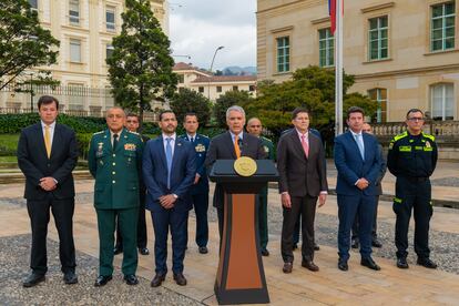 El presidente de Colombia, Iván Duque, acompañado por altos mandos militares y algunos de sus ministros, en una una declaración sobre la extradición del jefe del Clan del Golfo, alias 'Otoniel'.