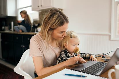 España está lejos de medidas como la de las seis horas porque no ha conseguido regular los horarios de ocho.