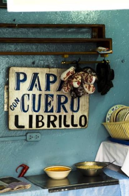 Un puesto de comida callejera en Quito, conocidos como 'agachaditos'.