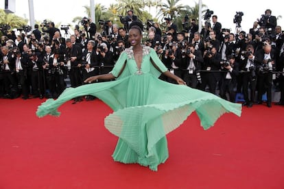 La actriz Lupita Nyong'o posa para los fotógrafos a su llegada a la ceremonia de apertura del 68 Festival de Cannes, Francia.