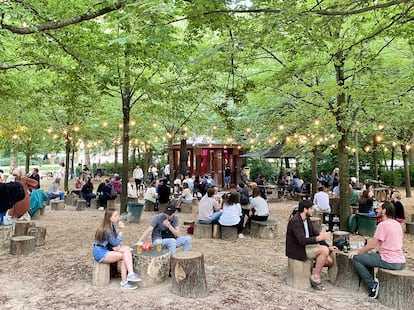 Kiosk Radio es una emisora de música electrónica en un viejo kiosco de madera que ha dotado de una renovada vida al Parque de Bruselas.