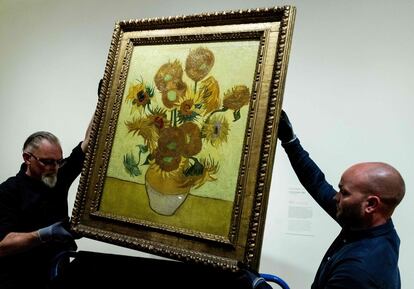 La pintura llamada 'Zonnebloemen' ('Girasoles'), una de las pinturas más famosas de Vincent van Gogh, durante una vista previa de la prensa en el Museo Van Gogh en Ámsterdam. El museo presenta los avances en la investigación sobre el La pintura y el método de pintura de Van Gogh.