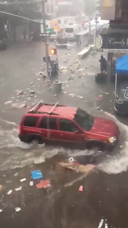Un vehículo 4x4 circulaba el viernes por una calle inundada de la ciudad de Nueva York. 