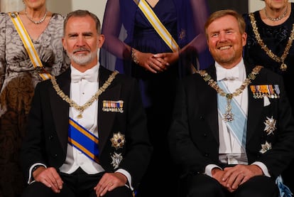 El rey, Felipe VI, junto al rey de Países Bajos, Guillermo Alejandro , durante la cena de gala con motivo de su visita de Estado al país en Ámsterdam