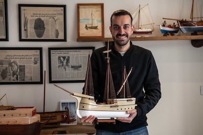 Ghassan el Bakri, de 33 años, posa con una de las miniaturas que ha construido en su taller del puerto de la ciudad libanesa de Trípoli.