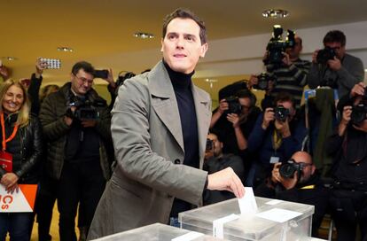 Albert Rivera, candidato de Ciudadanos, ejerciendo su derecho al voto.