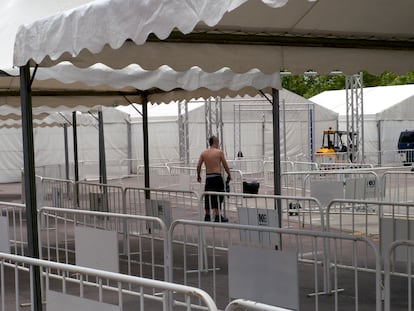 Trabajos en las carpas habilitadas para el estudio epidemiológico en Torrejón de Ardoz, en el recinto ferial de la ciudad.