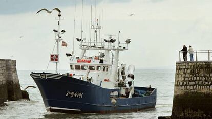 La Comisión Europea (CE) ha propuesto un marco temporal de ayudas de Estado para el sector pesquero, uno de los más afectados por el impacto de la pandemia de coronavirus, que permitirá conceder hasta 120.000 euros a empresas dedicadas a la pesca o la acuicultura.EFE/Alfredo Aldai/Archivo