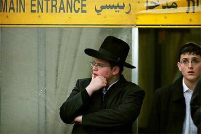 Judíos ultraortodoxos hacen guardia en las afueras del hospital en el que se encuentra Sharon.