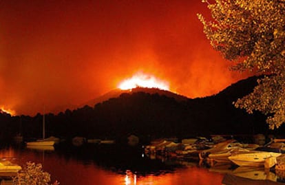 El incendio en los términos municipales de Sacedón (Guadalajara) y Buendía (Cuenca) sigue activo.