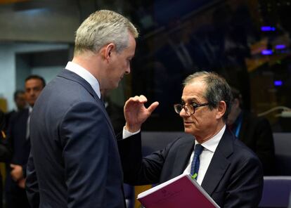 El ministro de Economía italiano, Giovanni Tria (derecha), habla con su homólogo francés, Bruno Le Maire, en Luxemburgo.